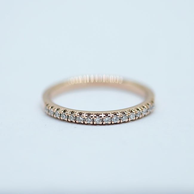 แหวนเพชรแถวครึ่งวง ขนาดกระทัดรัดตัวเรือนสีพิงค์โกลด์