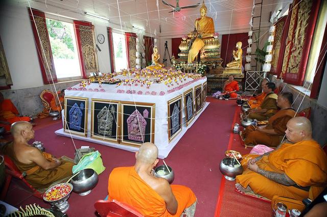 ขุนแผน พรายพุ่มพวง รุ่นแรก วัดทับกระดาน จ.สุพรรณบุรี พิมพ์ใหญ่ เนื้อมรกตทรัพย์สิริ ขนาดห้อยคอ ปี58