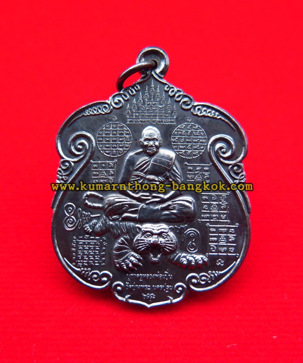 เหรียญหลวงพ่อเปิ่น วัดบางพระ จ.นครปฐม เนื้อโลหะรมดำ ขนาดห้อยคอ สูง 4ซม. กว้าง 3ซม. รุ่น บูชาครู ปี2556