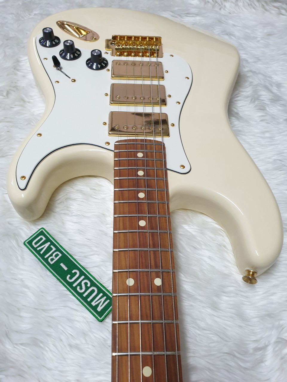 Fender Limited Mahogany Blacktop Stratocaster HHH - Olympic White w/ Gold Hardware