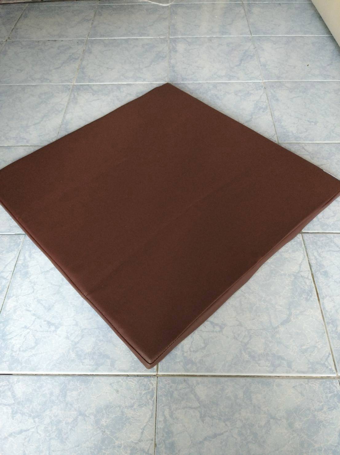 วิถีพุทธ อาสนะยางพารา อาสนะพระ เบาะนั่งสมาธิ เบาะรองนั่งปฏิบัติธรรม อาสนะยางพาราหุ้มหนังเทียม ขนาด 60 ซม.x60ซม.หนา 1 นิ้ว