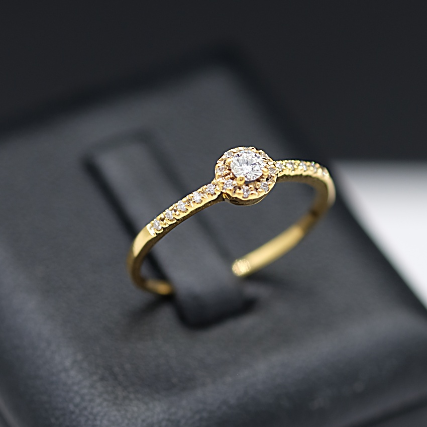 แหวนเพชรเม็ดชูพร้อมเพชรบ่าข้าง บนตัวเรือนทอง18K ขนาดกระทัดรัด ราคาไม่สูงมากครับ