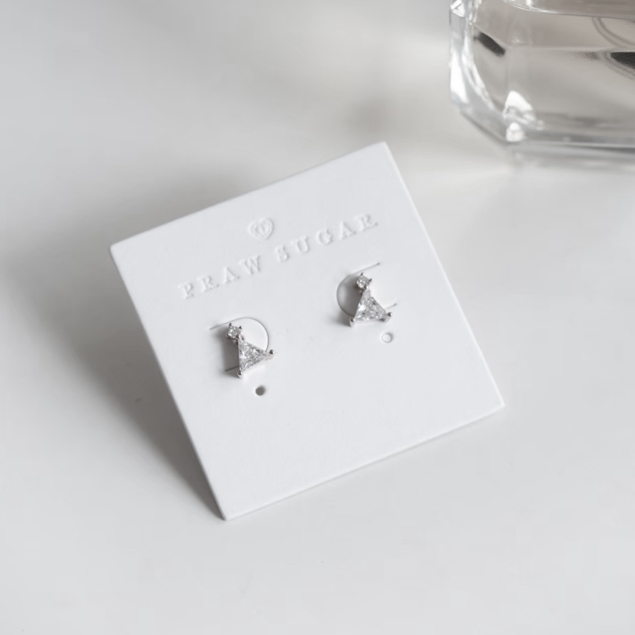Gorgeous Triangle Earrings - ต่างหูทรงสามเหลี่ยมเรียบหรู (ก้านต่างหูเงินแท้) (มี 2 สี)