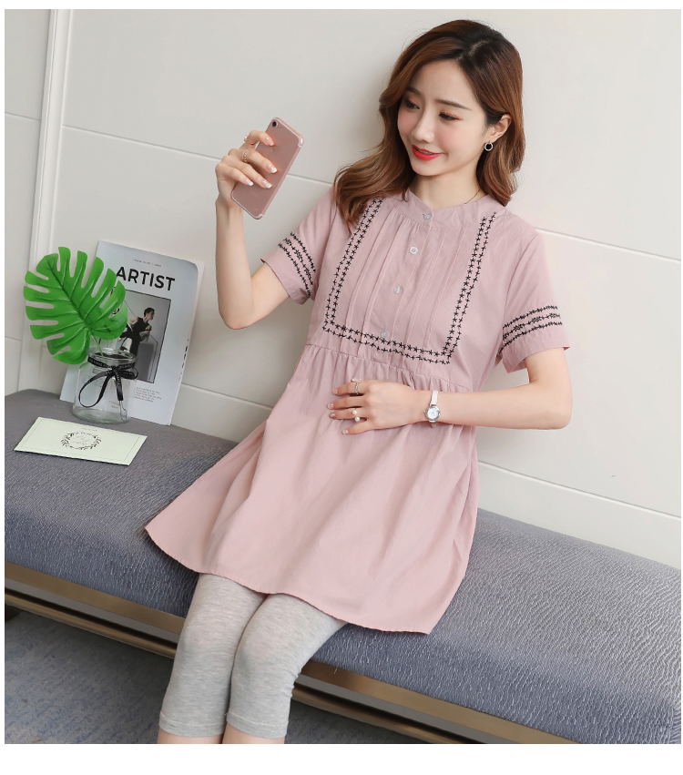 เสื้อคลุมท้องสีชมพู ปักลายที่อก คอกลม มีกระดุมแกะได้ที่อก มีสายผูกหลัง+เลกกิ้งสีเทา ใส่สบายมากๆค่ะ