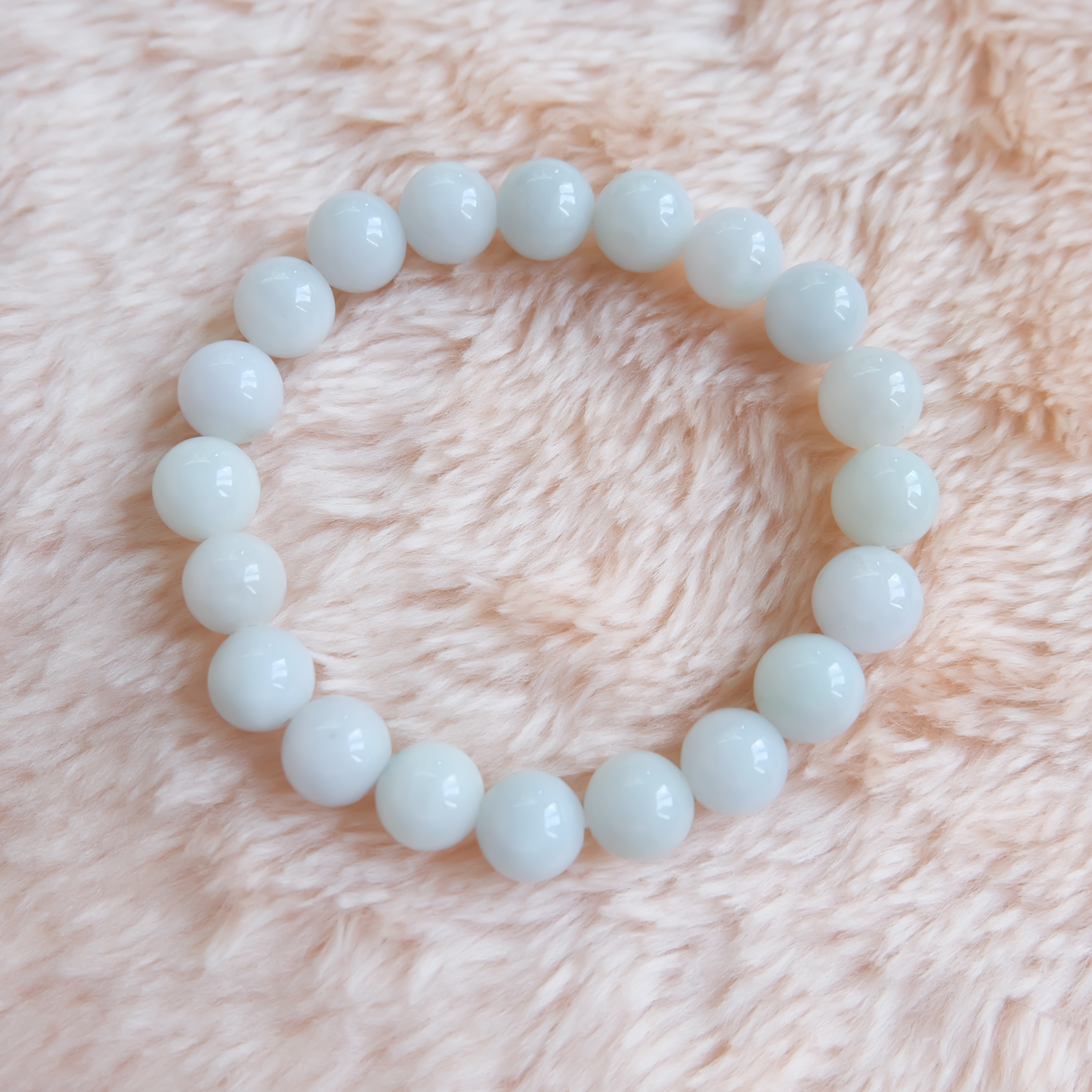 สร้อยข้อมือลูกปัดหยกแท้ สีขาว ขนาด 10 มิล ร้อยด้วยเอ็นยืด รอบข้อมือ 16.5-17 เซนติเมตร ราคาพิเศษ