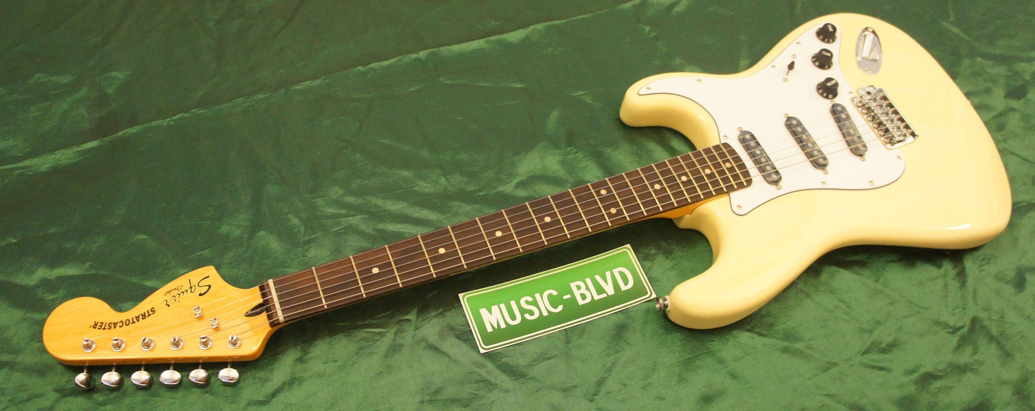 Squier Vintage Modified Stratocaster '70s Electric Guitar Vintage White Rosewood Fretboard