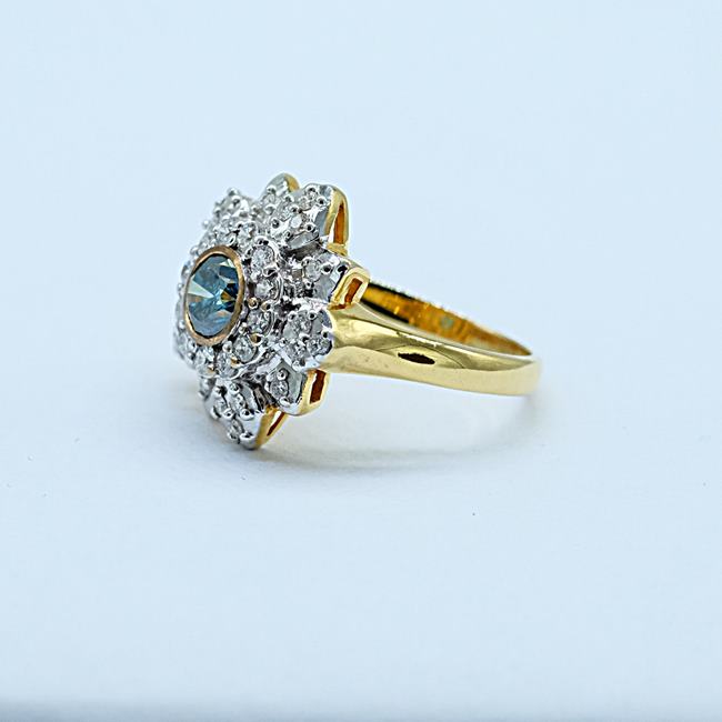 แหวนเพชรบลูไดมอนด์ ฝังรูปดอกไม้บนตัวเรือนทอง9K หรือ 37.5% เปอร์เซนต์ทองครับ สำหรับสุภาพสตรี