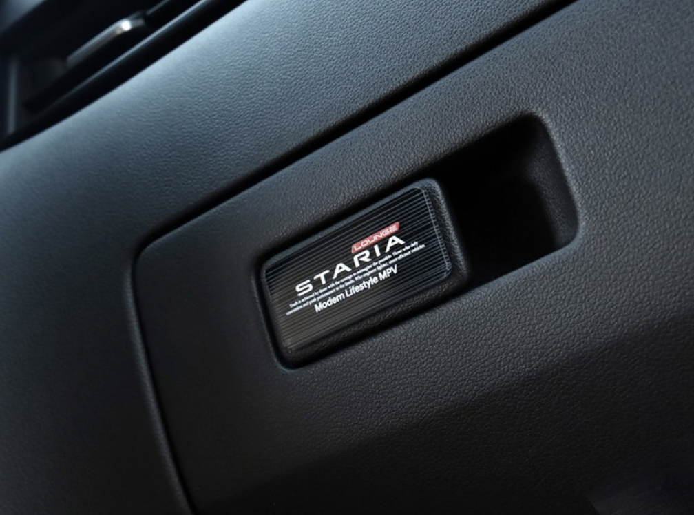 แต่งมือปิดกล่องใส่ของหน้ารถ Hyundai STARIA