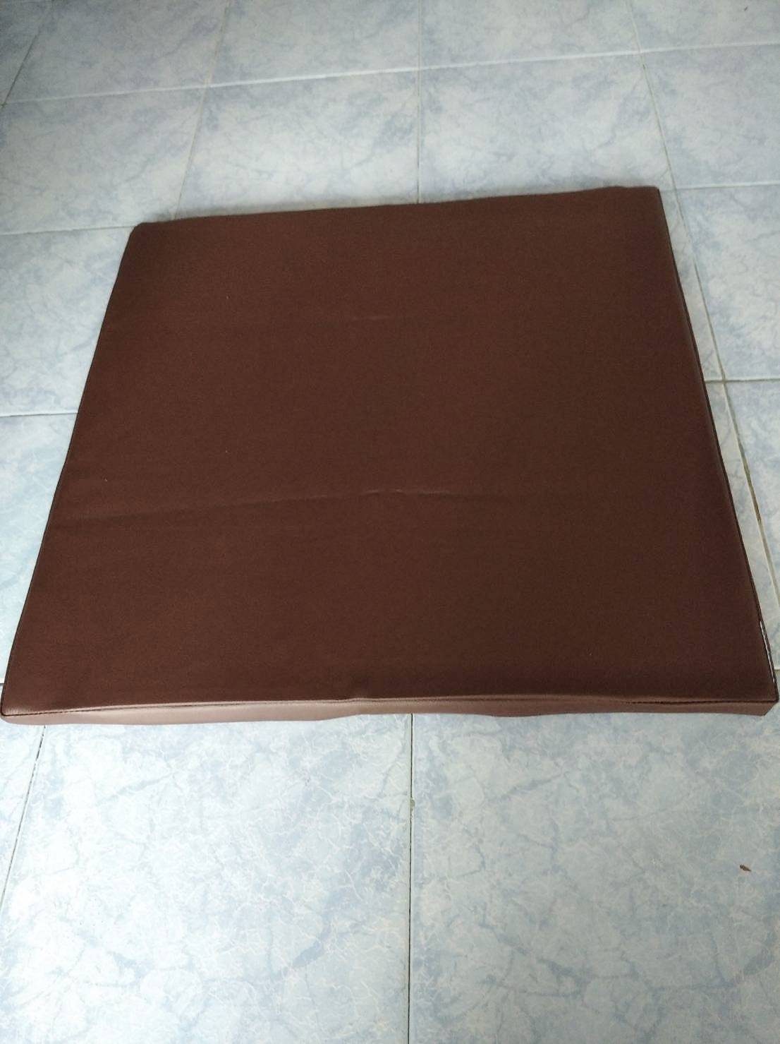 วิถีพุทธ อาสนะยางพารา อาสนะพระ เบาะนั่งสมาธิ เบาะรองนั่งปฏิบัติธรรม อาสนะยางพาราหุ้มหนังเทียม ขนาด 60 ซม.x60ซม.หนา 1 นิ้ว