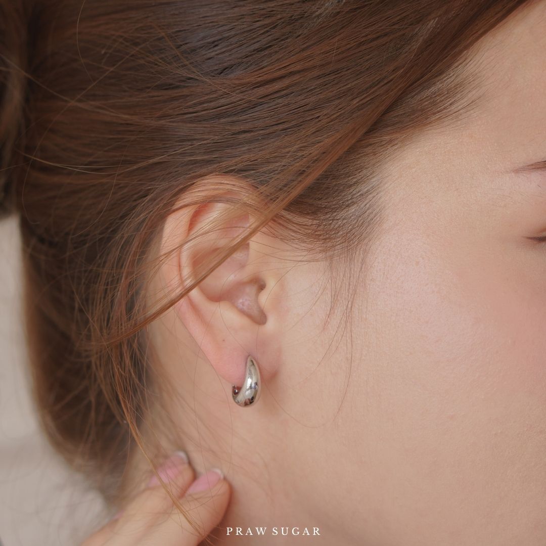 Mid Curve Hoop Earrings - ต่างหูห่วงเรียบขนาดกลาง (ก้านต่างหูเงินแท้)