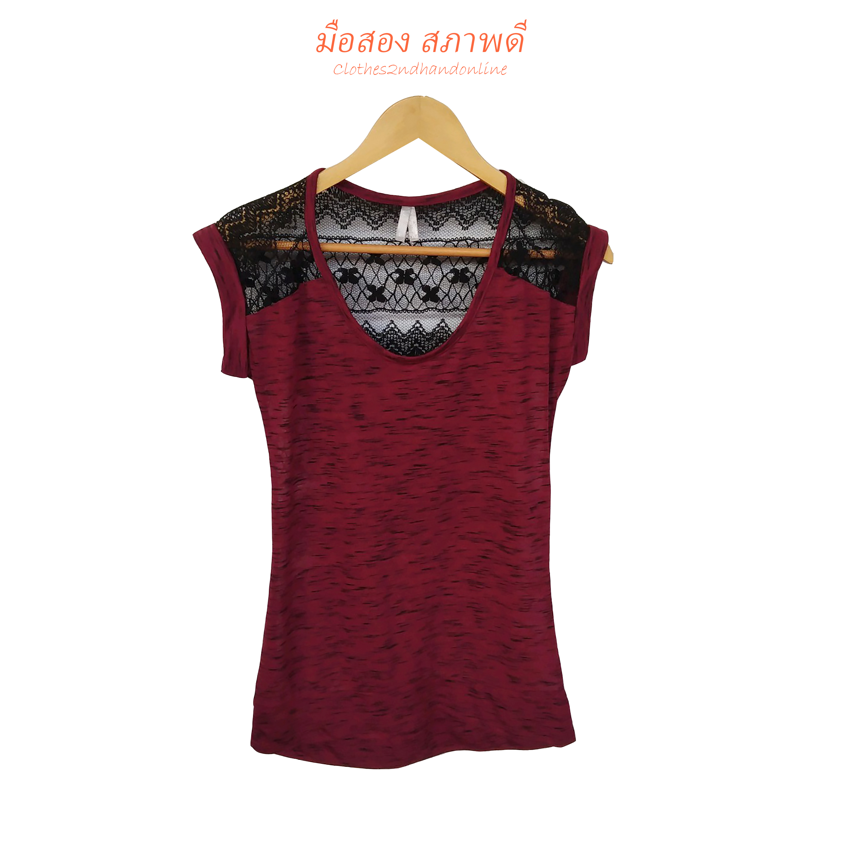 เสื้อมือสอง คอกว้าง ด้านหน้าผ้ายืดสีแดงลายสีดำ ด้านหลังเป็นลูกไม้สีดำ แขนกุด อก 30-32 นิ้ว