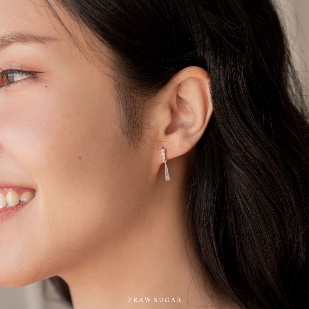 Minimal Gorgeous Triangle Earrings - ต่างหูสามเหลี่ยมทรงยาวสไตล์มินิมอล (ก้านต่างหูเงินแท้)