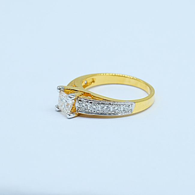 แหวนเพชรเม็ดชู มาพร้อมบ่าข้าง สำหรับสุภาพสตรีครับ