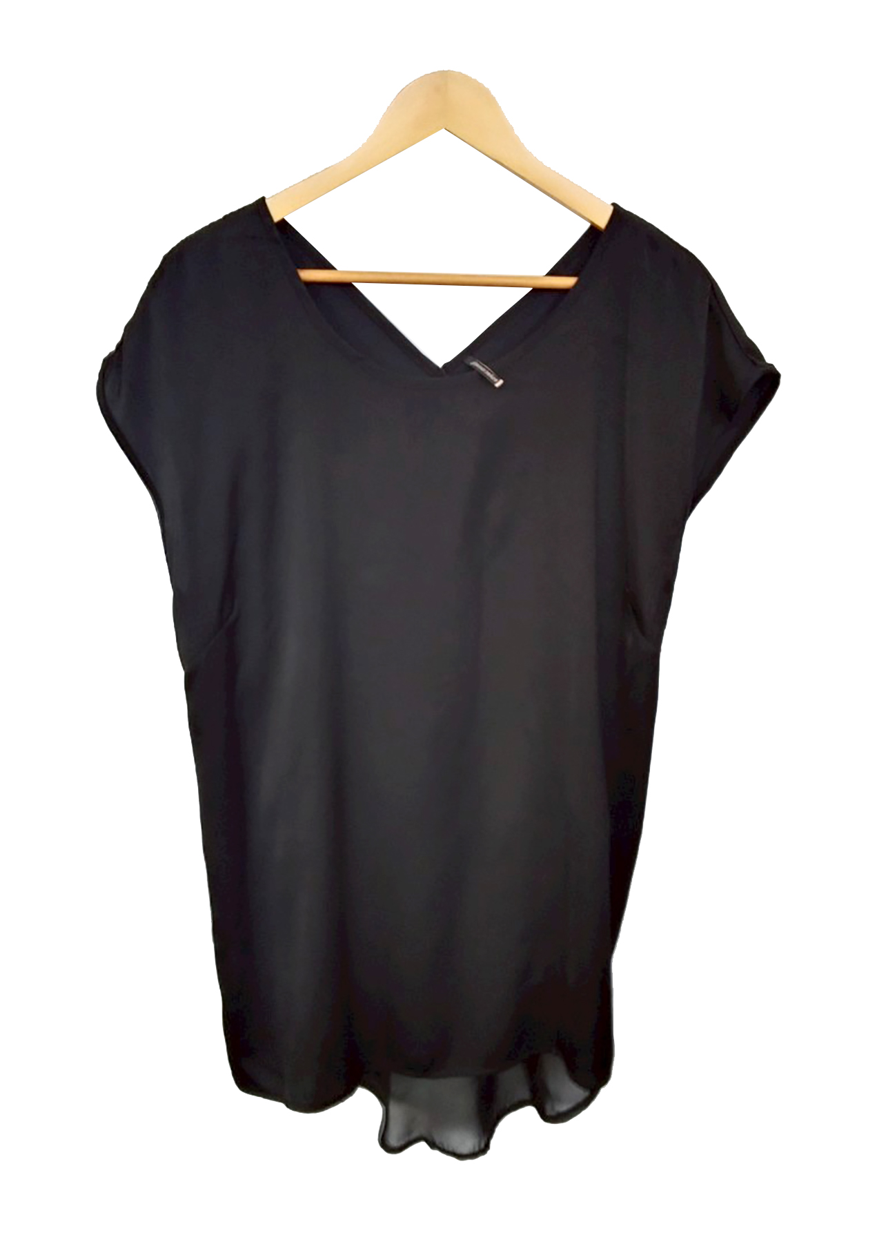 เสื้อมือสอง สีดำ ด้านหน้าคอปาด ด้านหลังคอวี ผ้าบางพริ้ว อก 38-40 นิ้ว