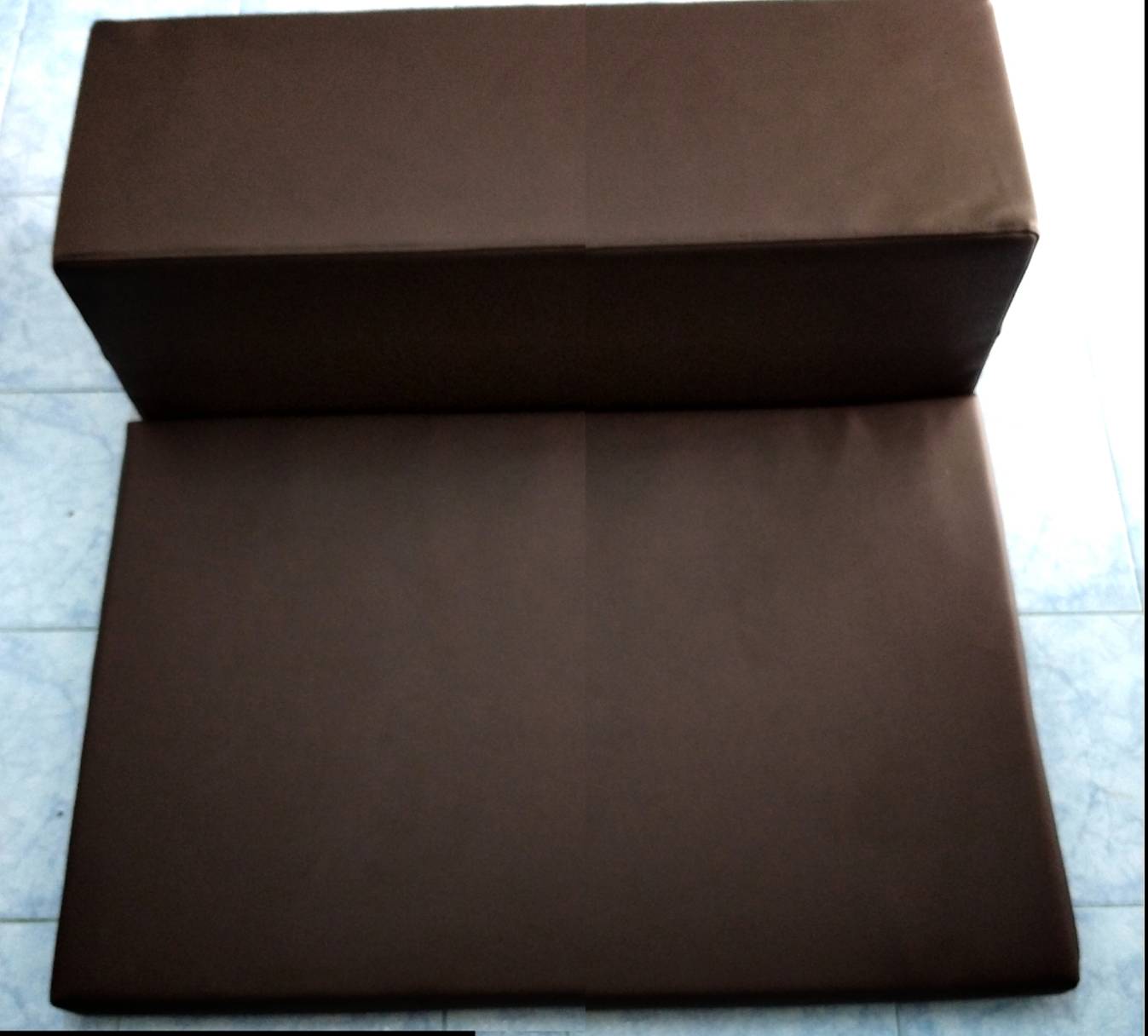 วิถีพุทธ อาสนะยางพารา เบาะนั่งสมาธิ พร้อมหมอนอิงหุ้มหนังเทียม ขนาดกำลังพอดี สำหรับนั่งสมาธิในห้องพระ หรือที่บ้าน