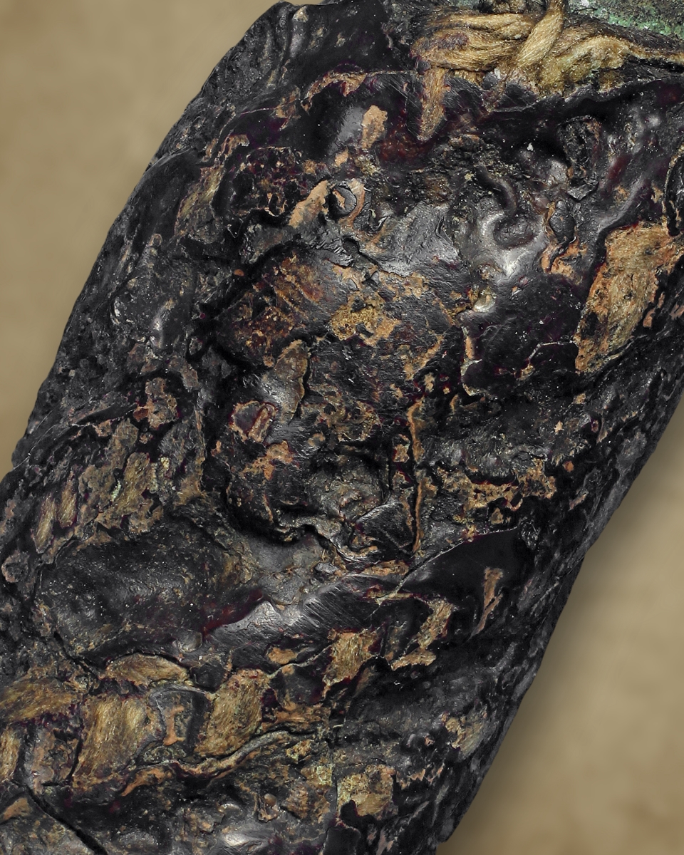 ตะกรุดมหาโสฬสมงคลหลวงปู่เอี่ยมวัดสะพานสูง จังหวัดนนทบุรี ยาวประมาณ 4 นิ้ว