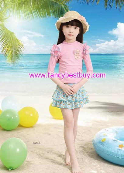 ชุดว่ายน้ำเด็กหญิง แบบ 3 ชิ้น เสื้อ+กางเกง+กระโปรง สีชมพู มีขนาด L