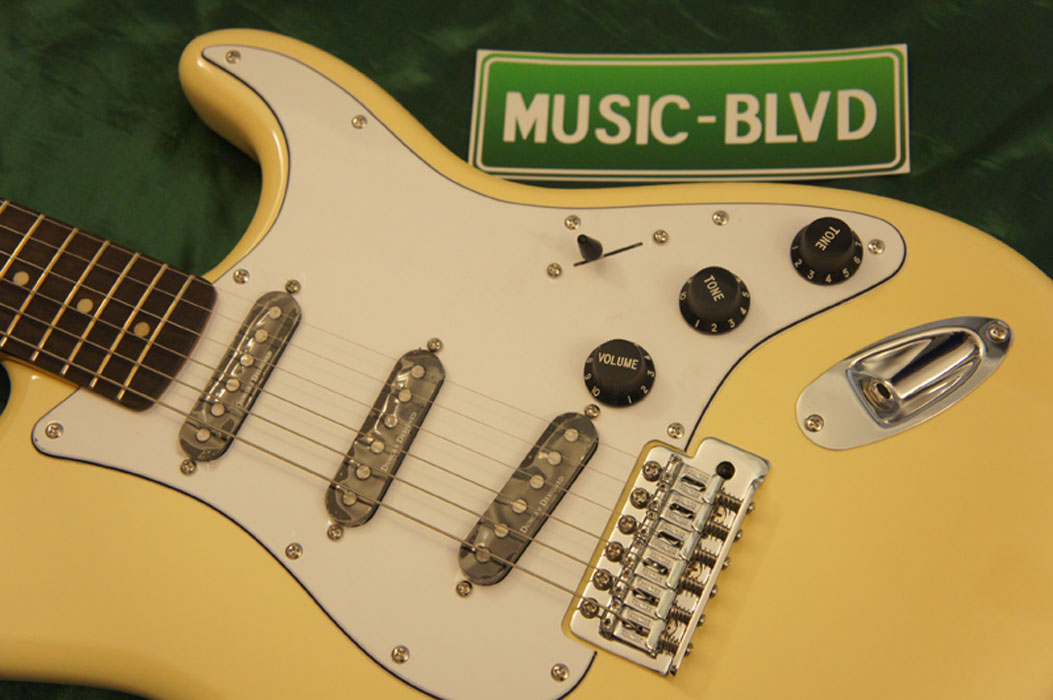 Squier Vintage Modified Stratocaster '70s Electric Guitar Vintage White Rosewood Fretboard