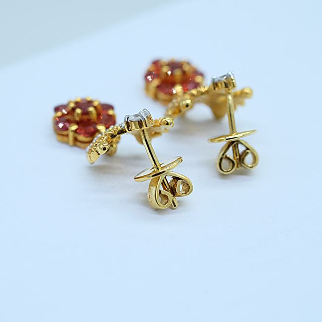 ต่างหูบุษราคัมล้อมเพชรแบบมงกุฏระย้า สำหรับสุภาพสตรีครับ