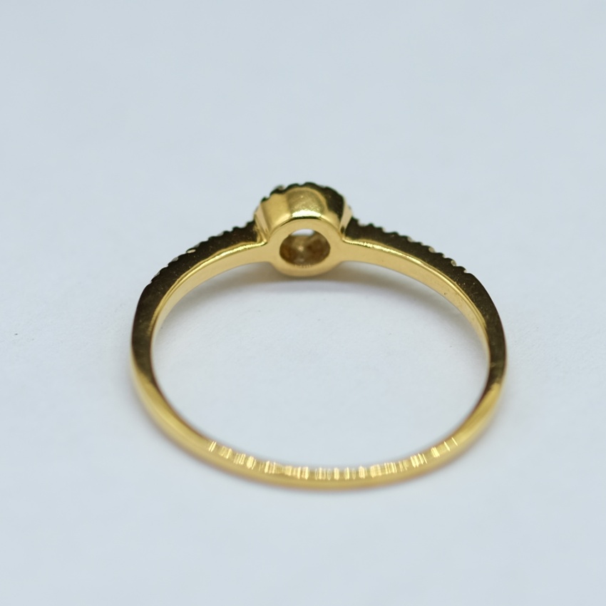 แหวนเพชรเม็ดชูพร้อมเพชรบ่าข้าง บนตัวเรือนทอง18K ขนาดกระทัดรัด ราคาไม่สูงมากครับ