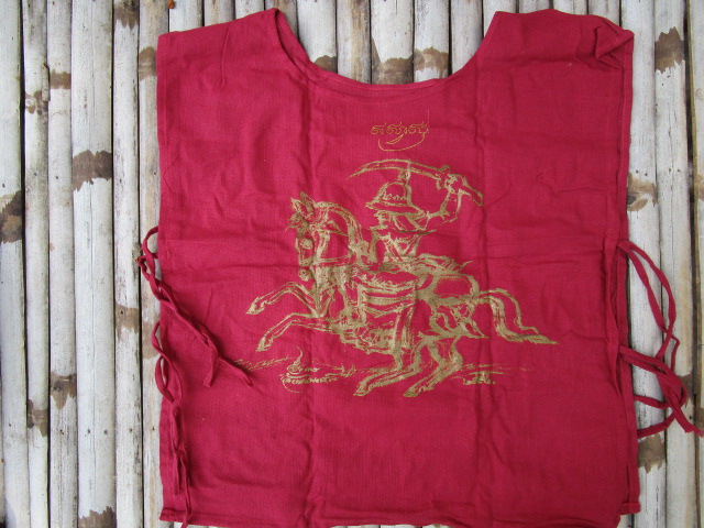 เสื้อยันต์จักรพรรดิ์ ตำราพิชัยสงคราม สีแดง ชัยชนะ เป็นเลิศกว่าหมู่ชนทั้งหลาย หลังพระเจ้าตากสินทรงม้า ออกแบบโดย ศิลปินแห่งชาติ อ.อังคาร กัลยาณพงศ์