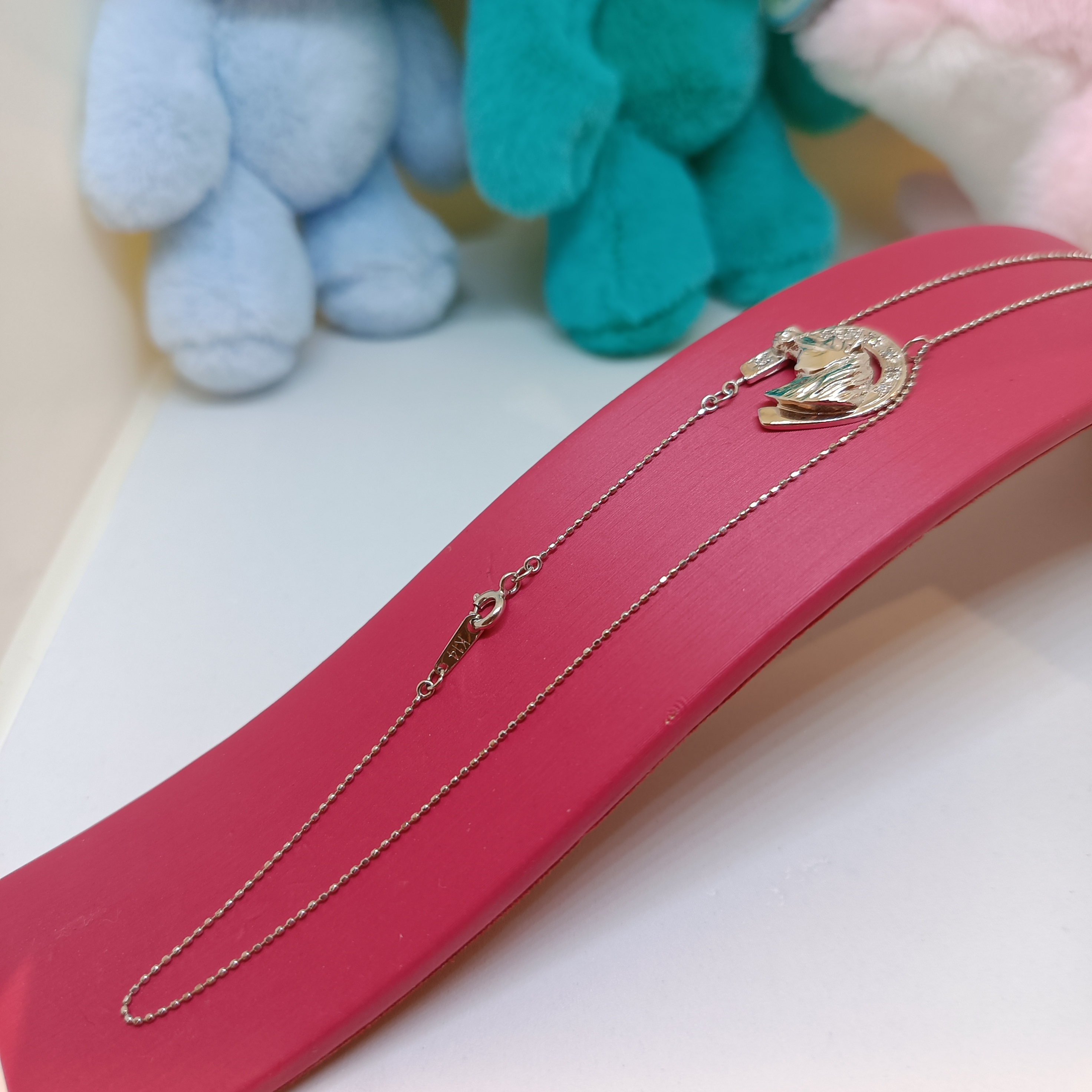 สร้อยคอพร้อมจี้รูปเกือกม้า ฝังเพชรกุหลาบ งานทอง14K สำหรับสุภาพสตรีครับ