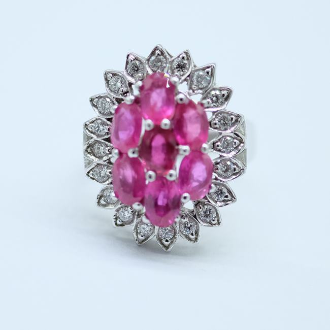 แหวนบทับทิมล้อมเพชรรูปทรงดอกพิกุลใหญ่ แหวนหน้าใหญ่สำหรับสุภาพสตรีครับ ตัวเรือนทอง9K หรือ 37.5% เปอร์เซนต์ทองครับ