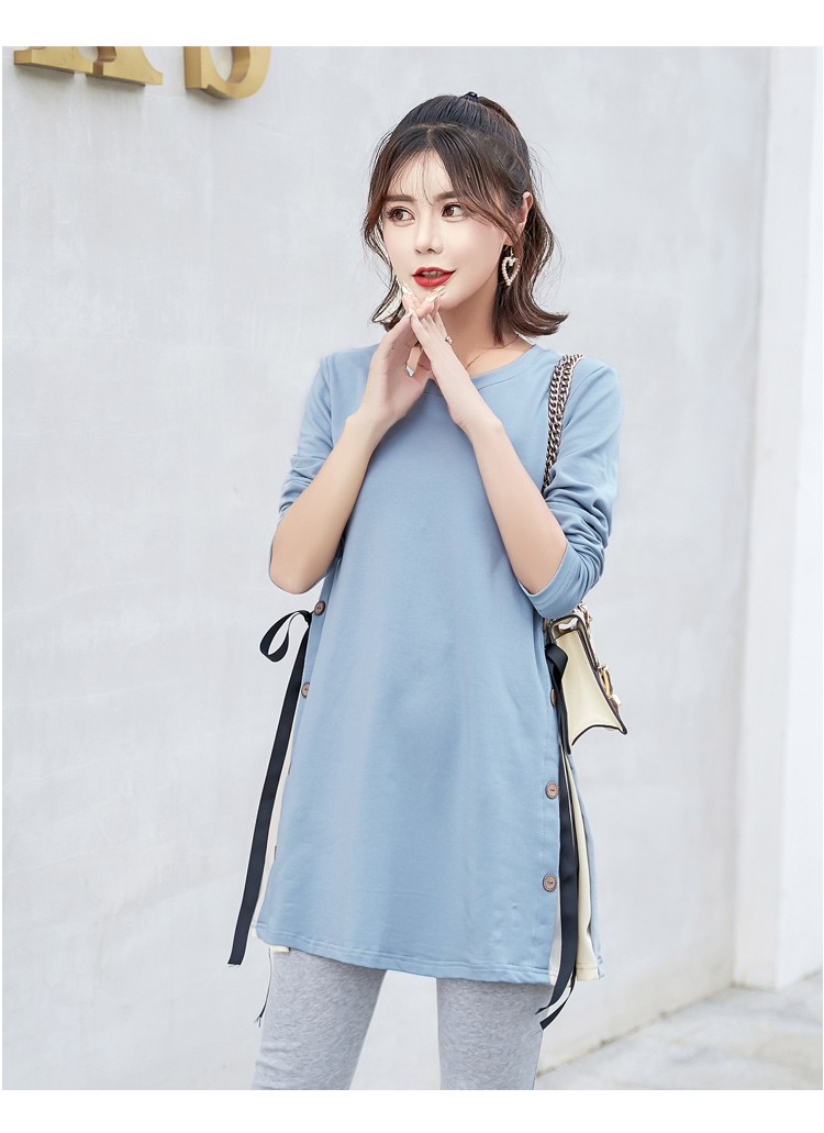 เสื้อยืดคลุมท้องแขนยาวสีเทา ผ่าข้างและแต่งด้วยกระดุมเก๋ๆ มีสายผูกด้านข้าง ผ้านุ่ม งานสวย ใส่บาย น่ารักมากๆค่ะ