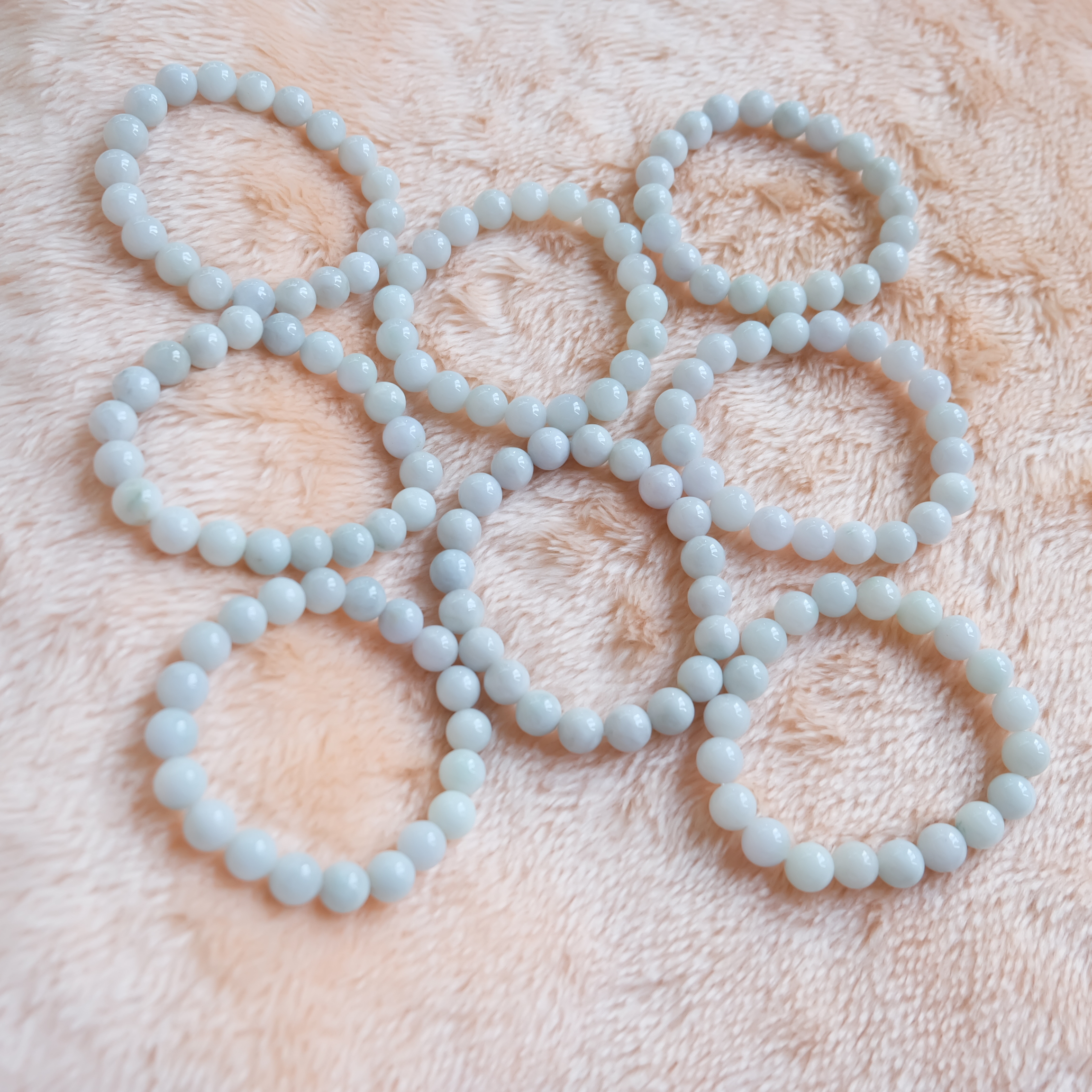สร้อยข้อมือลูกปัดหยกแท้ สีขาว ขนาด 10 มิล ร้อยด้วยเอ็นยืด รอบข้อมือ 16.5-17 เซนติเมตร ราคาพิเศษ