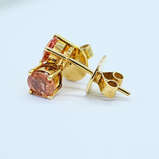 ต่างหูพลอยบุศราคัมบนตัวเรือนทอง9K หรือ 37.5% เปอร์เซนต์ทองครับ สำหรับสุภาพสตรีครับ