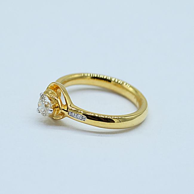 แหวนเพชรเม็ดชูรูปหัวใจ พร้อมเพชรล้อมบ่าข้าง สำหรับสุภาพสตรีครับ