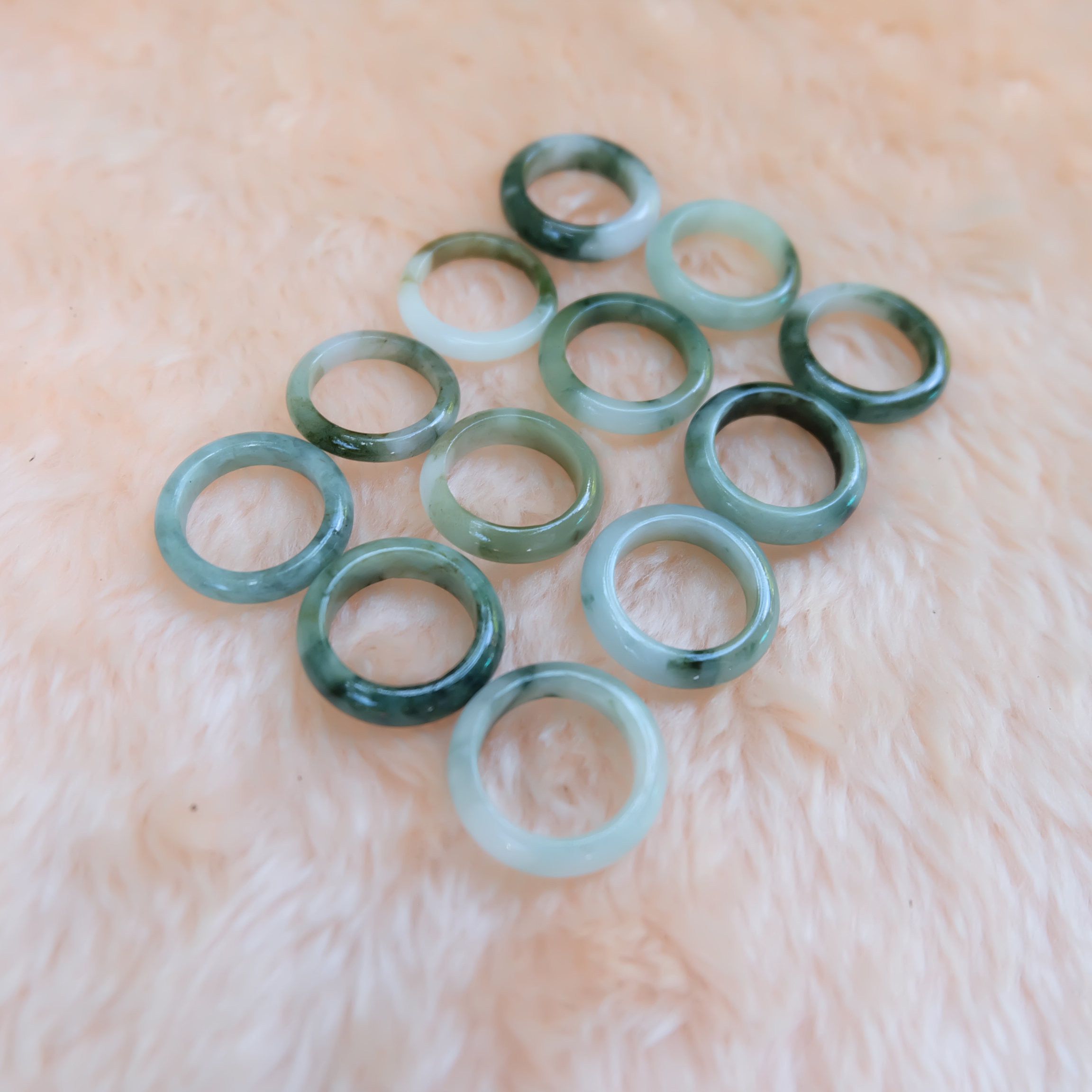 แหวนหยกแท้ หยกพม่า ขนาด 48 สีเขียวขาว
