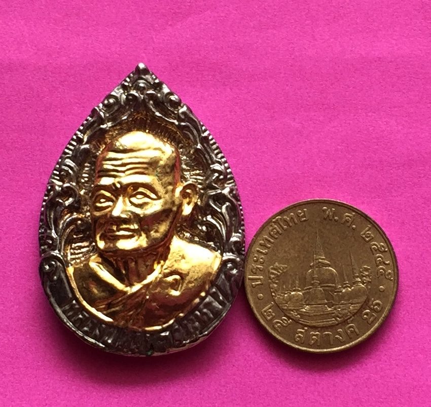 เหรียญหล่อ หลวงปู่คร่ำ รุ่นสร้างเจดีย์ วัดวังหว้า จ.ระยอง มีโค๊ต หลังยันต์ เนื้อกะไหล่เงิน หน้ากากทอง พระแท้สวย สนใจโทรสอบถามที่ 0619783836.. 0805587175 ส่งEMSในประเทศฟรีคะ