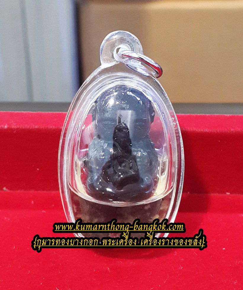 (โชว์) กุมารทองดูดรก หลวงปู่เณรแก้ว คัมภีโร วัดบ้านเกษตรทุ่งเศรษฐี จ.ร้อยเอ็ด เนื้อดิน 108 ป่าช้า เลี่ยมน้ำมันโหงพราย ขนาดพกพาสูง 1.5 นิ้ว
