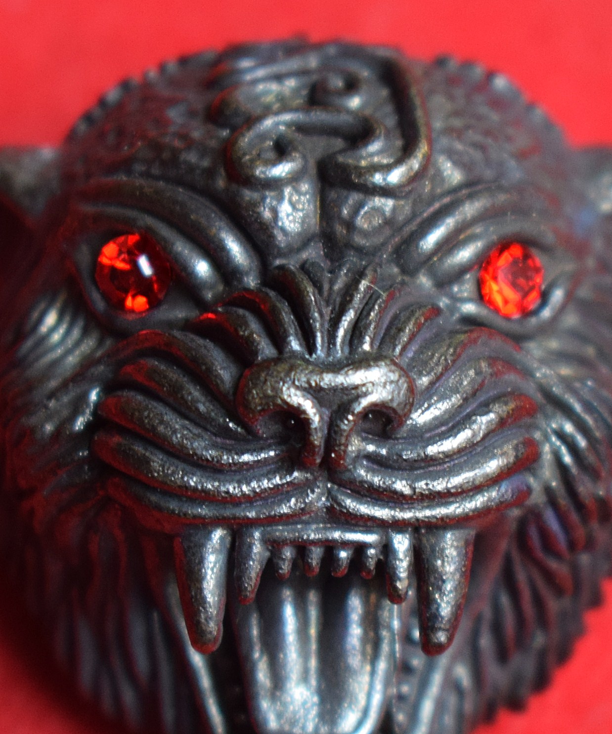 หัวเสือ (หน้าเสือ) วัดบางพระ (หลวงพ่อเปิ่น) จ.นครปฐม เนื้อโลหะ หลังอุดมวลสาร พิมพ์ใหญ่ ขนาดห้อยคอ สูง 3.5ซม. กว้าง 3ซม. รุ่นบูชาครู ปี2552