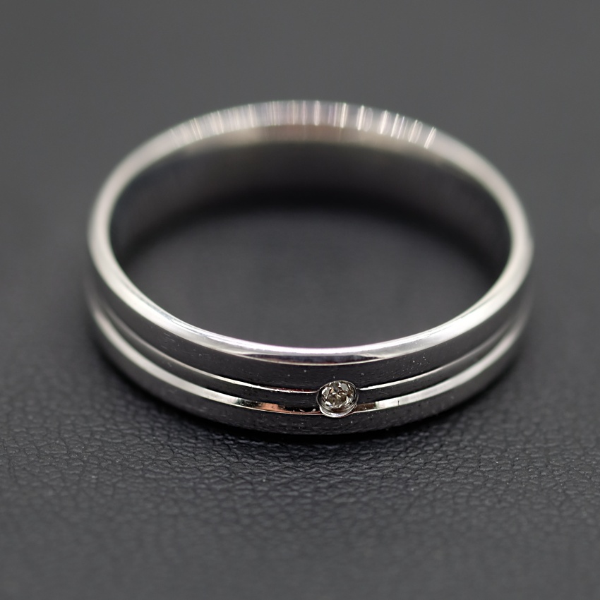 แหวนเพชรตัวเรือนทองขาว 18K ฝังเพชรขนาด3ตัง1เม็ด สำหรับสุภาพบุรุษเน้นเรียบง่ายครับ