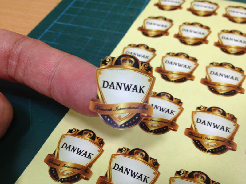 รับทำสติ๊กเกอร์ติดสินค้า ฉลากขนม สติ๊กเกอร์หมู่บ้าน เครื่องสำอาง (Diecut Sticker)