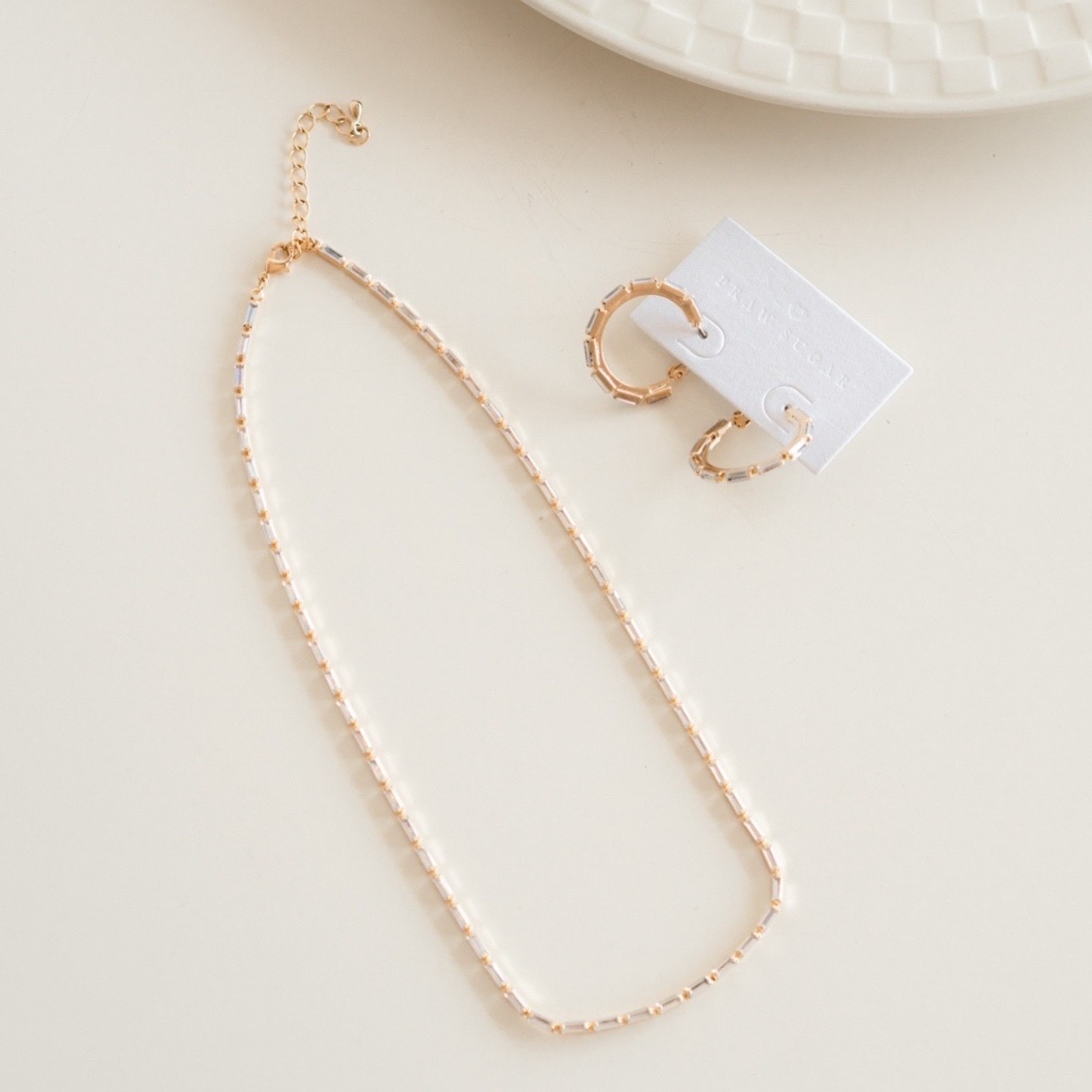 Joyful Hoop Earrings - ต่างหูห่วงประดับคริสตัลทรงสี่เหลียมผืนผ้า (มี 5 สี) (ก้านต่างหูไทเทเนียม)
