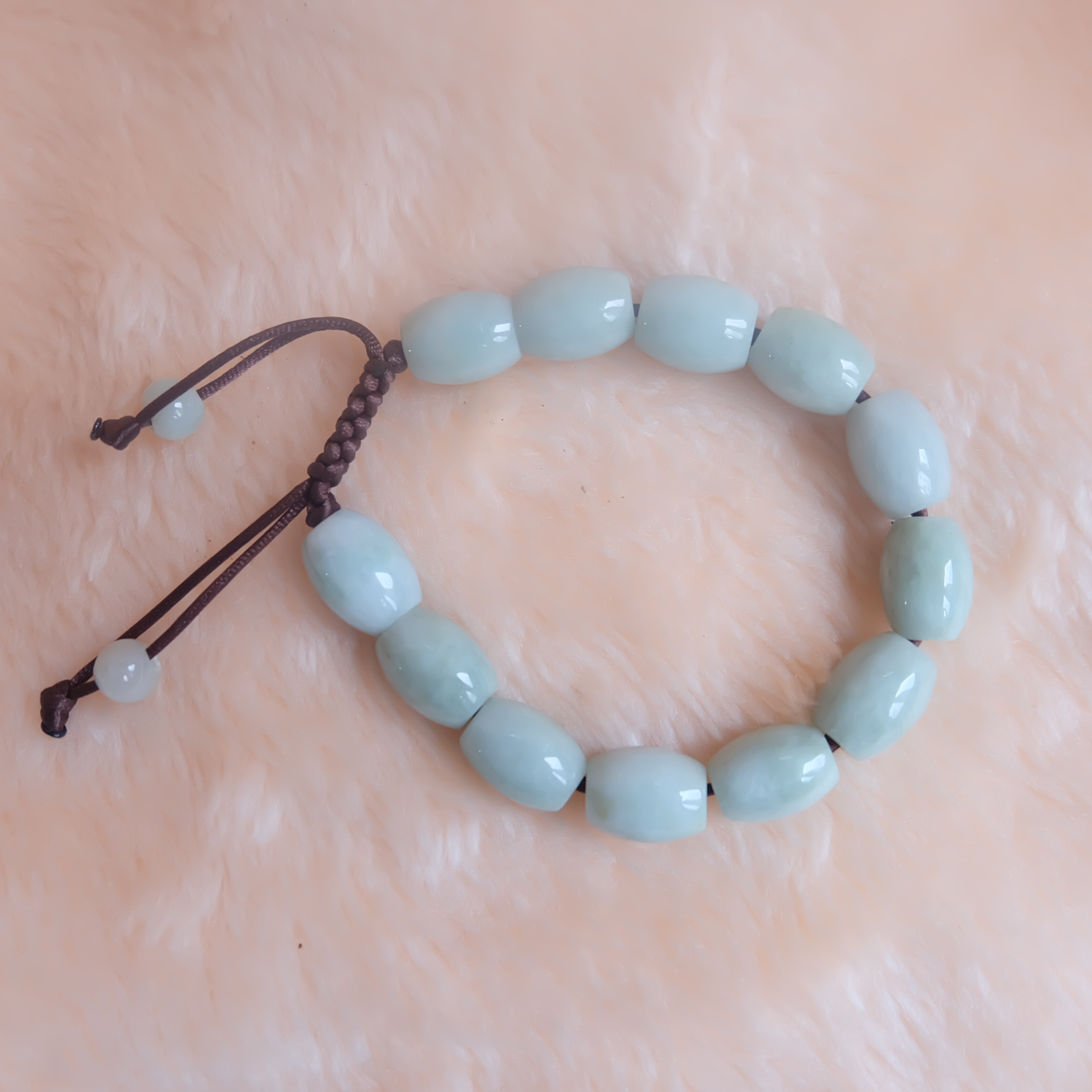 สร้อยข้อมือลูกปัดหยกแท้ สีเขียวอ่อน เชือกดึง รอบข้อมือ 17-22 ซม. หยกแท้นำโชค หยกพม่า