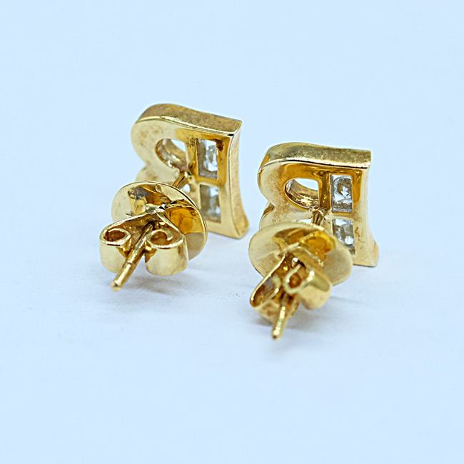 ต่างหูเพชรแท้รูปอักษรB สวมใส่ได้ทั้งชายและหญิงครับ ตัวเรือนทอง9K หรือ 37.5% เปอร์เซนต์ทองครับ