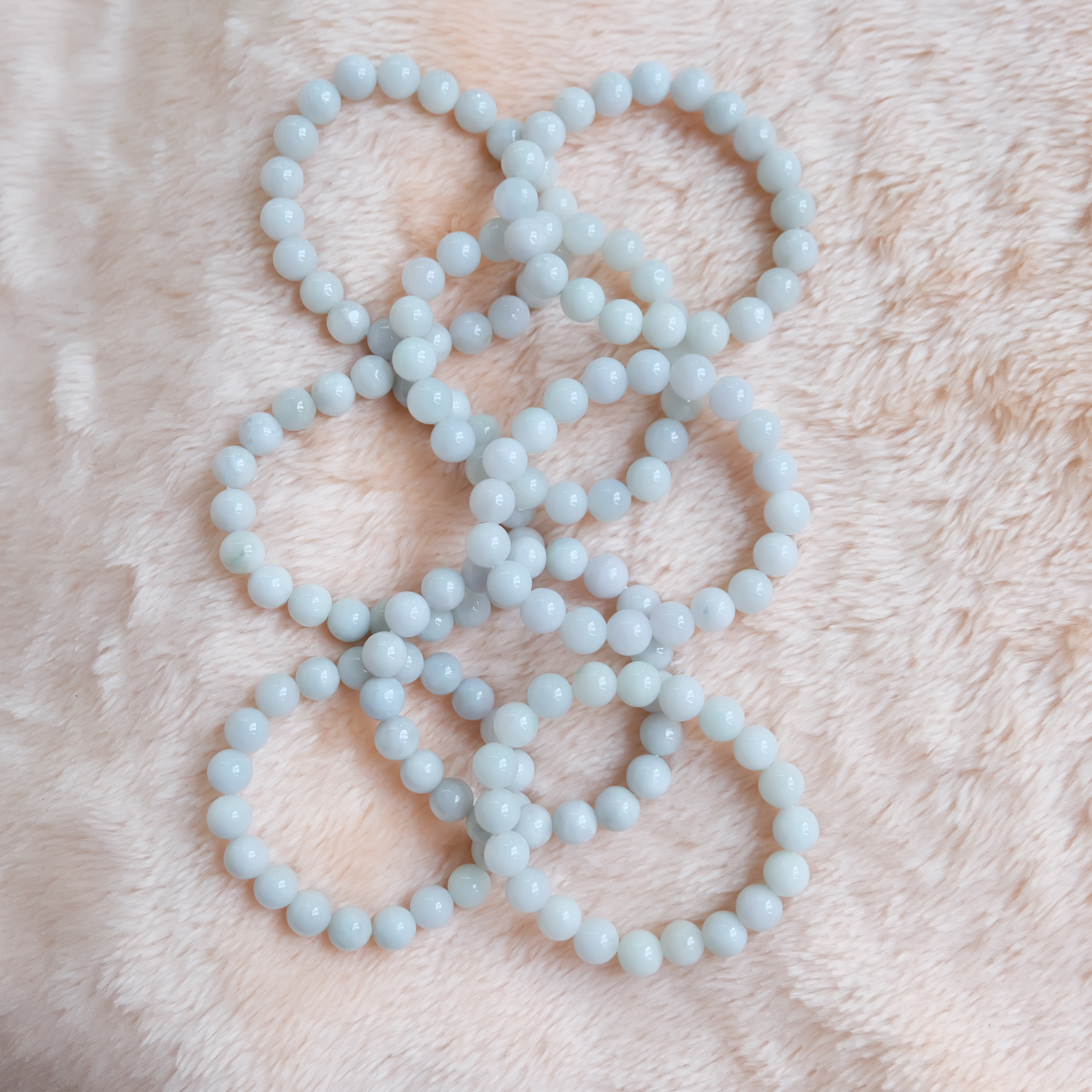 สร้อยข้อมือลูกปัดหยกแท้ สีขาว ขนาด 10 มิล ร้อยด้วยเอ็นยืด รอบข้อมือ 16.5-17 เซนติเมตร ราคาพิเศษ