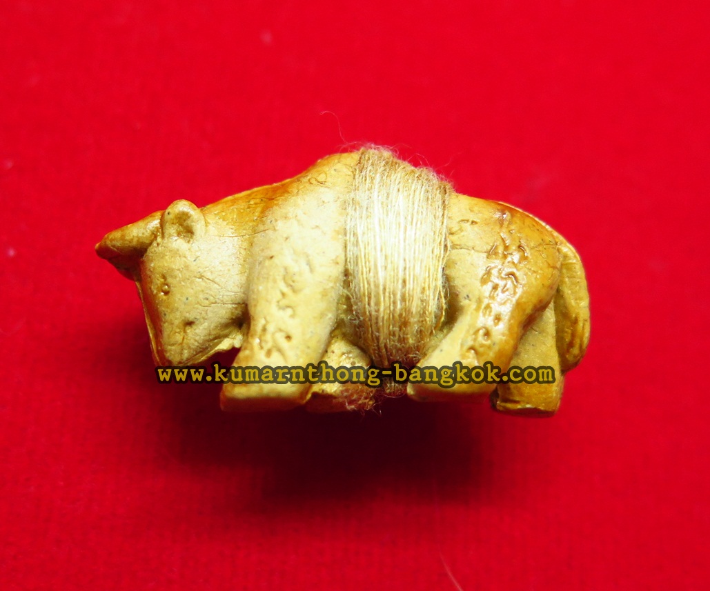 (โชว์) วัวธนู หลวงพ่อจืด วัดโพธิเศรษฐีวนาราม จ.นครปฐม เนื้อผงพุทธคุณ ขนาดพกพา สูง 1.5ซม. กว้าง 3ซม. ปี 2555