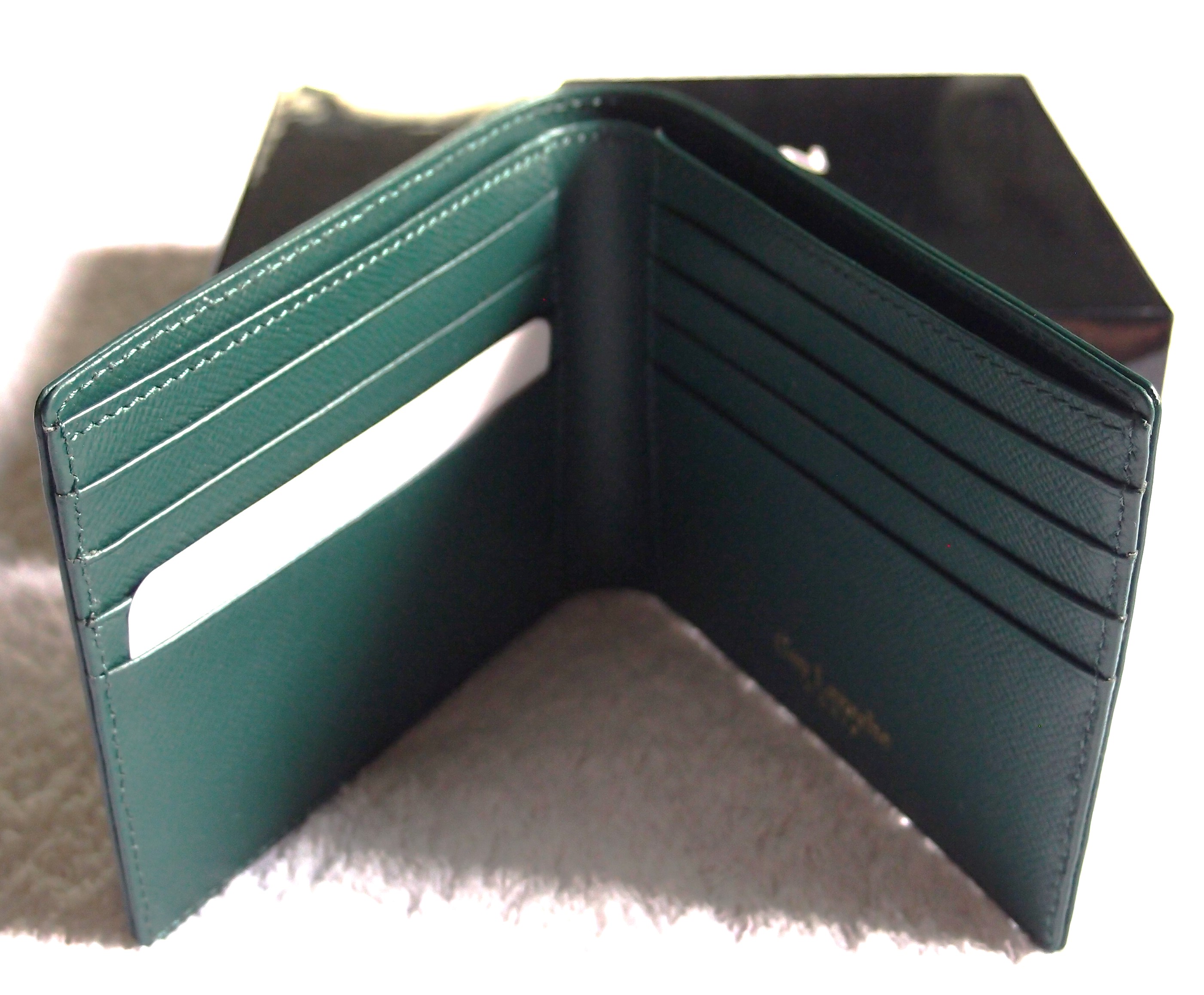 กระเป๋าสตางค์ Guy Laroche เขียวปีกแมลงทับ ใหม่ แท้