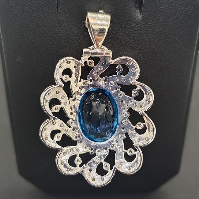 จี้เพชรลอนดอนบลูโทพาสสำหรับสุภาพสตรีครับ ตัวเรือนทอง9K หรือ 37.5% เปอร์เซนต์ทองครับ