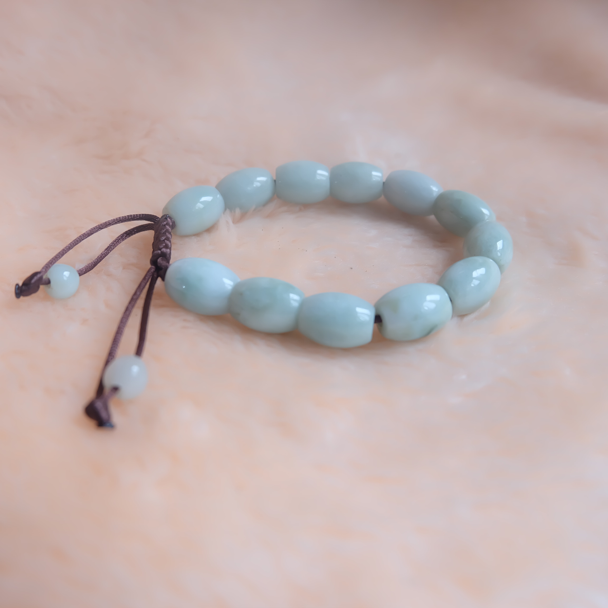 สร้อยข้อมือลูกปัดหยกแท้ สีเขียวอ่อน เชือกดึง รอบข้อมือ 17-22 ซม. หยกแท้นำโชค หยกพม่า