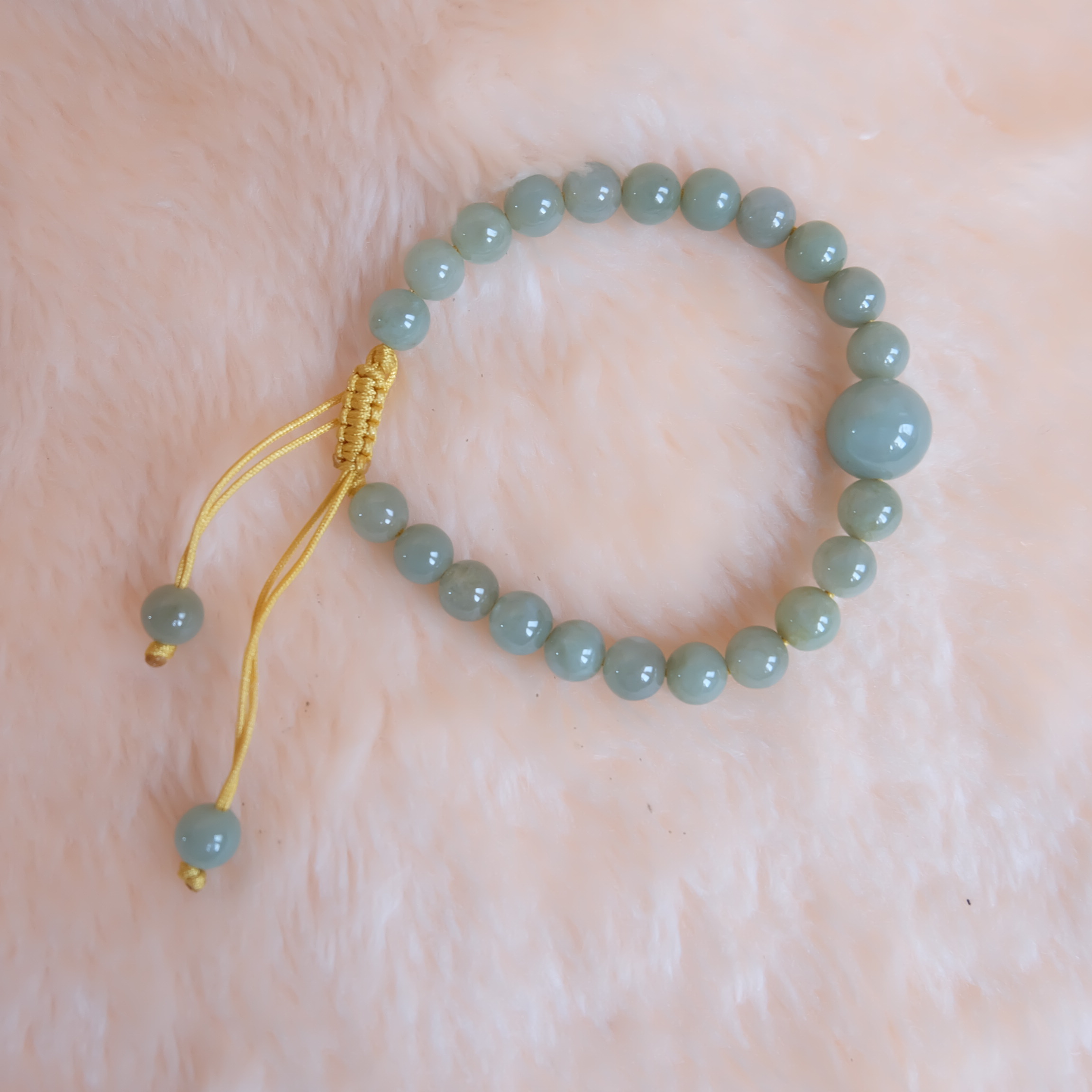 สร้อยข้อมือลูกปัดหยกแท้ สีเขียวอ่อน เชือกดึง รอบข้อมือ 17-22 ซม. หยกแท้นำโชค หยกพม่า