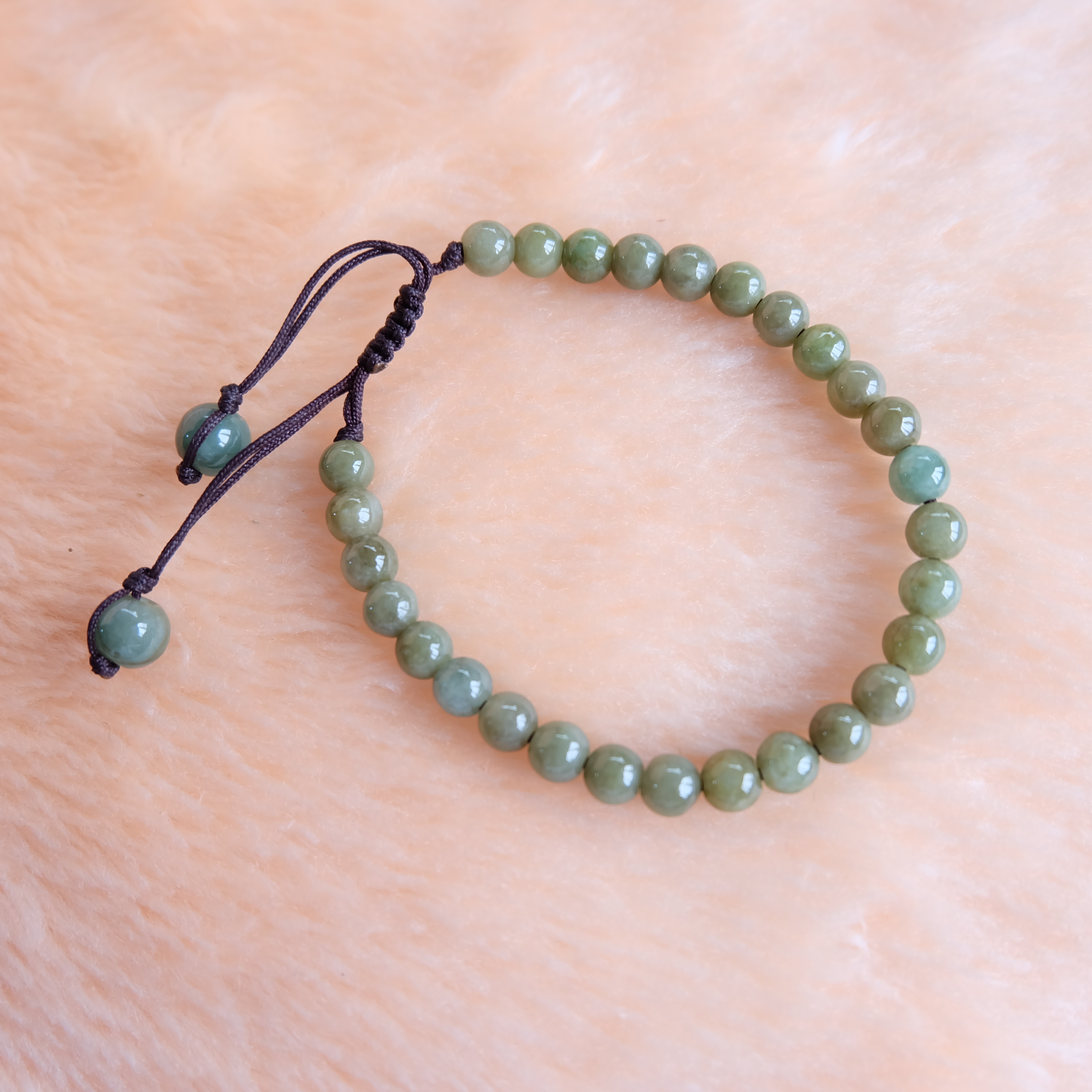 สร้อยข้อมือลูกปัดหยกแท้ 4-5 มิล สีเขียว เชือกดึง