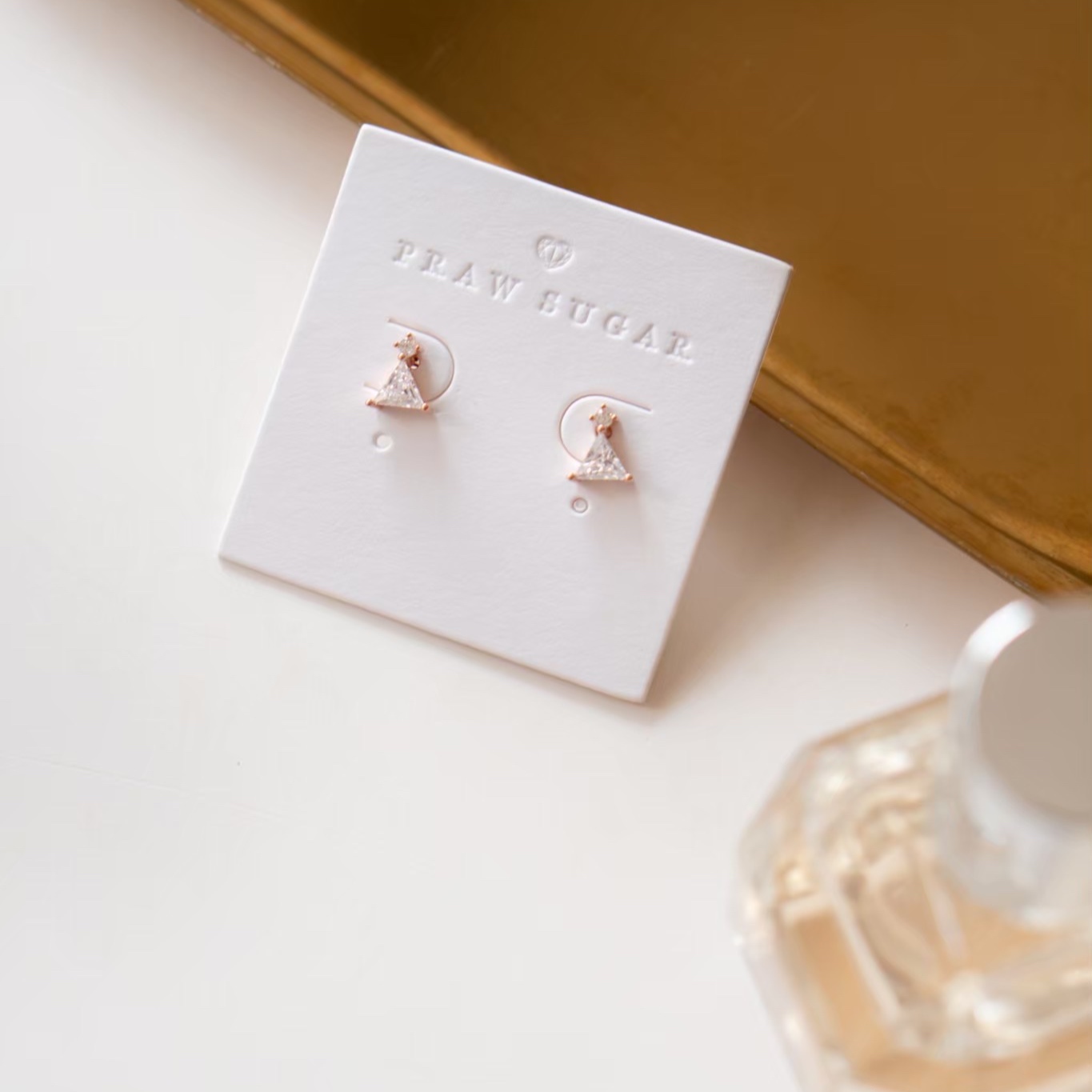 Gorgeous Triangle Earrings - ต่างหูทรงสามเหลี่ยมเรียบหรู (ก้านต่างหูเงินแท้) (มี 2 สี)