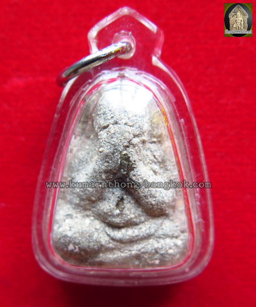 พระปิดตา ผงพรายล้วน ครูบาชัยชนะ สำนักสงฆ์พุทธอริยรังษี จ.บึงกาฬ เนื้อผงเถ้าอังคารล้วน ขนาดห้อยคอ (พร้อมเลี่ยมบูชา)