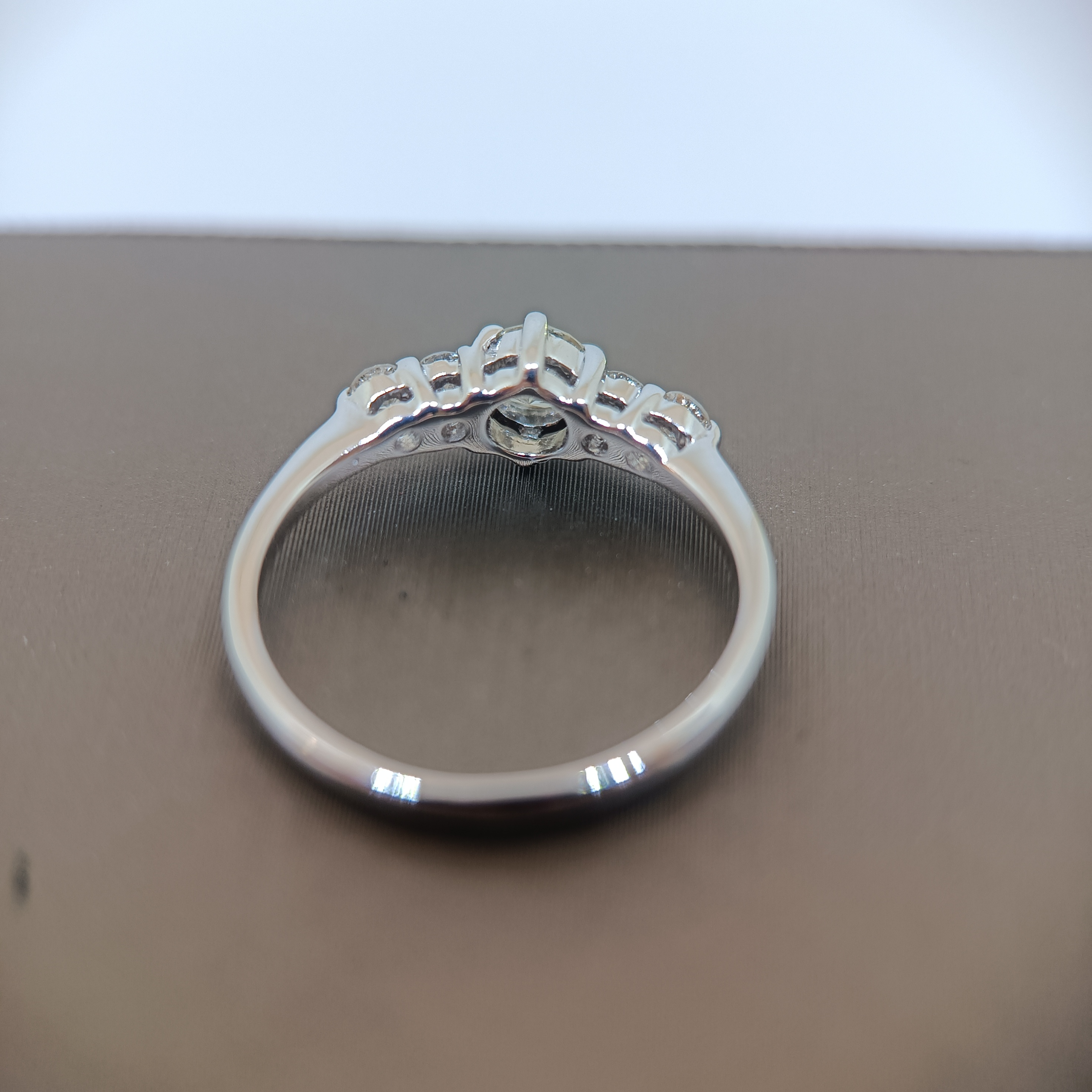 แหวนเพชรเม็ดเดี่ยว สำหรับสุภาพสตรี ใช้เป็นแหวนหมั้น แหวนแต่งงานครับ